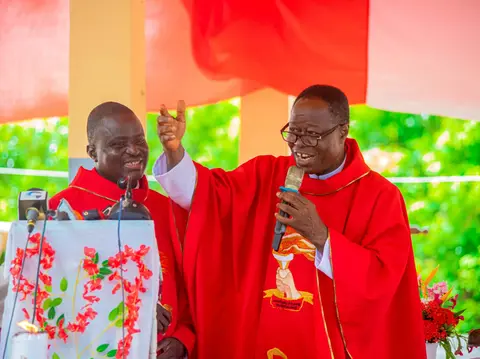 L'Evêque célèbre la messe de Nonvitcha