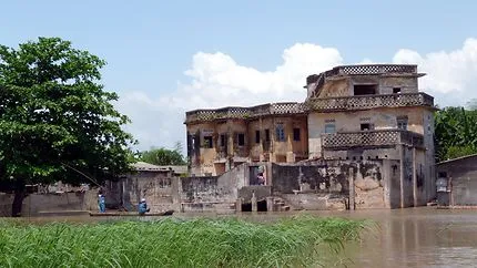 Ancien bâtiment colonial à Hêvê