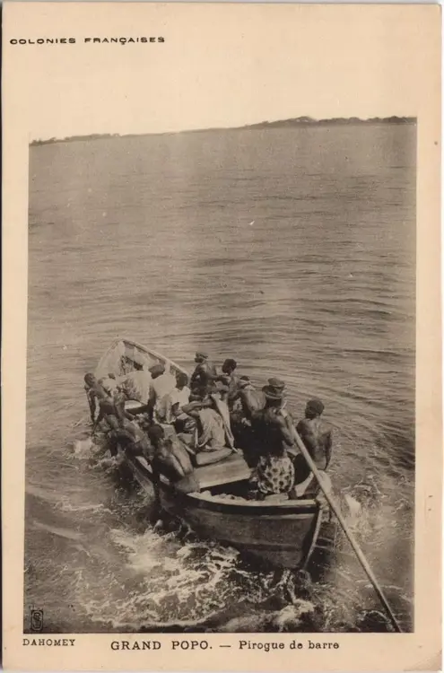 Ancienne photo des colons dans une pirogue sur le Fleuve Mono.