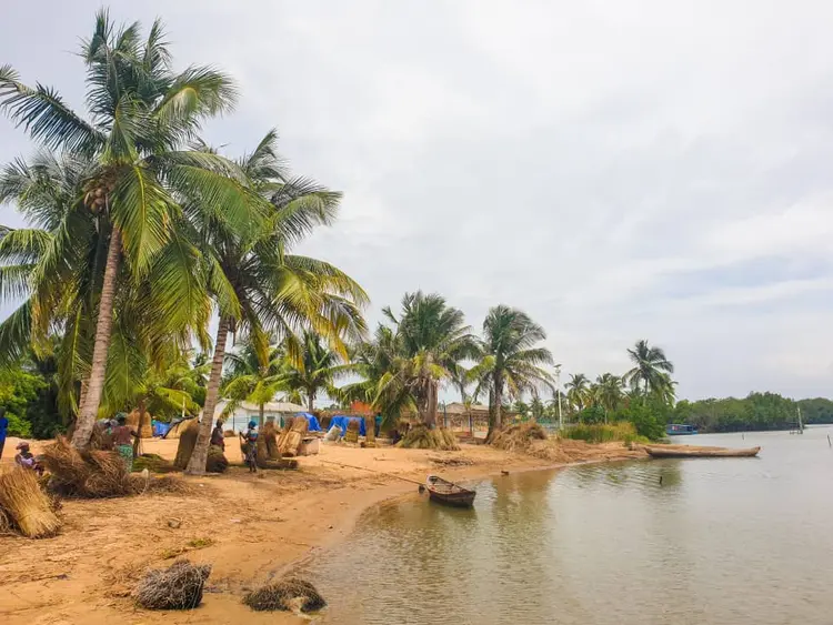 Au bord du fleuve Mono à Avlo
