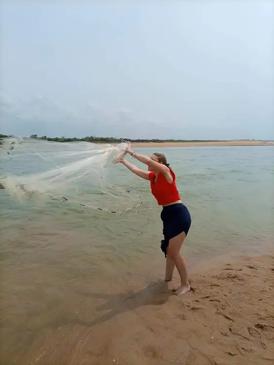 La femme blanche jette le filet à l'ambouchure