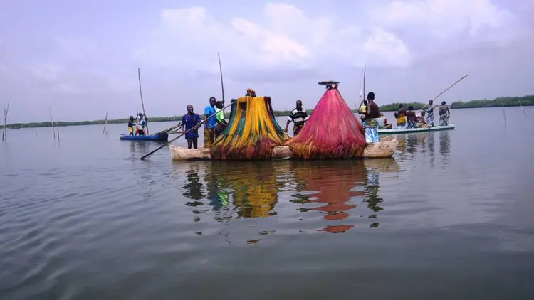 Le zangbéto sur l'eau vers 10 Janvier Grand-popo