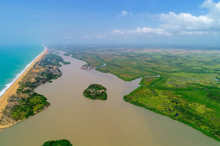 Vue aérienne du fleuve Mono à l'ambouchure