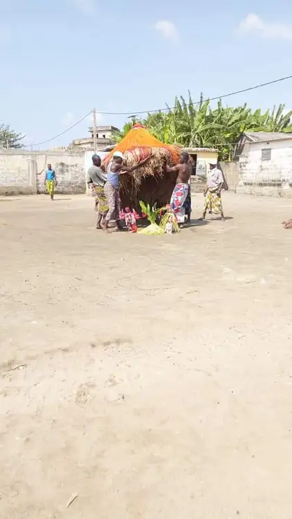 Zangbeto entrain faire la magie àHêvè